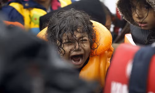 Một em bé tị nạn Syria khóc thét vì sợ hãi khi ngồi trên chiếc xuồng đông đúc trên hành trình từ Thổ Nhĩ Kỳ, qua biển Aegean tới đảo Lesbos ngày 23/9.