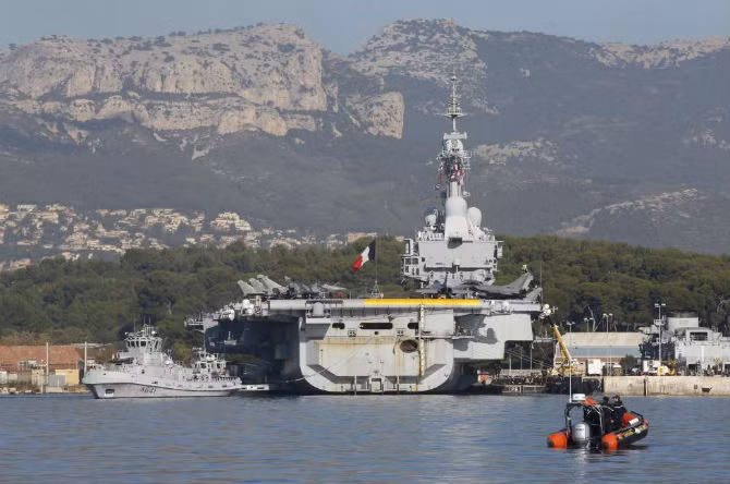 Quang cảnh nhìn từ bên ngoài tàu sân bay Charles de Gaulle.