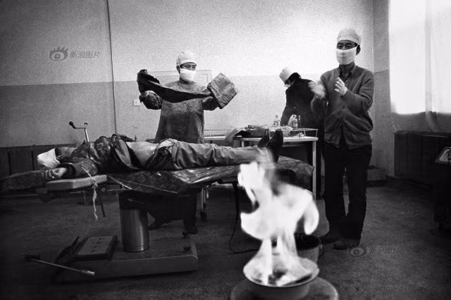 Trong vòng 35 năm qua, các khái niệm như vòng tránh thai hay phá thai đã trở nên quá quen thuộc với người dân Trung Quốc. Bức ảnh chụp năm 1992: Các bác sĩ ở Ninh Hạ đang chuẩn bị tiêm thuốc cho một bệnh nhân.