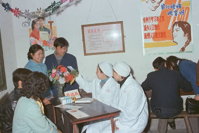 Trước khi kết hôn, các cặp đôi sẽ được các bác sĩ tư vấn, tuyên truyền về kế hoạch gia đình. Ảnh chụp năm 1983.