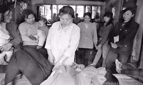 Một thai phụ đang được khám thai tại tỉnh Hà Bắc năm 1997.