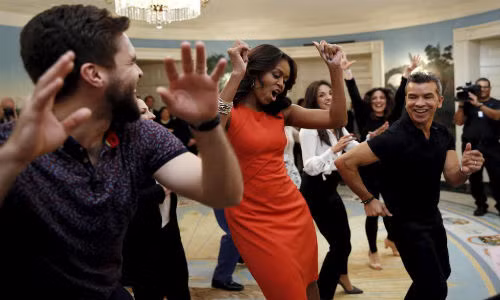 Đệ nhất phu nhân Mỹ Michelle Obama với những động tác nhảy chuyên nghiệp cùng diễn viên Josh Segarra (trái) và biên đạo múa Sergio Trujillo (phải) trong một buổi hội thảo về lịch sử Broadway diễn ra tại Nhà Trắng, Washington, DC (Mỹ) ngày 16/11/2015.