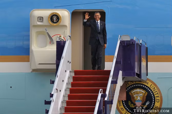 Không lực Một được dùng để gọi bất kì một chiếc phi cơ phản lực nào của Không lực Mỹ đang chuyên chở Tổng thống Mỹ.