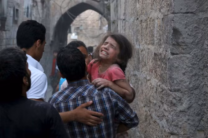 Gương mặt đau đớn và sợ hãi của một cô bé bị thương sau một vụ tấn công tại thành phố Aleppo ngày 7/6/2015.