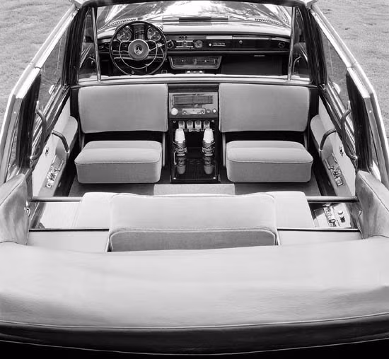 Nội thất của chiếc "Popemobile".