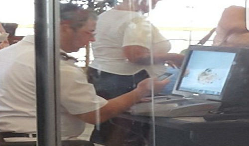 Nhân viên an ninh sân bay chơi điện thoại trong giờ làm.