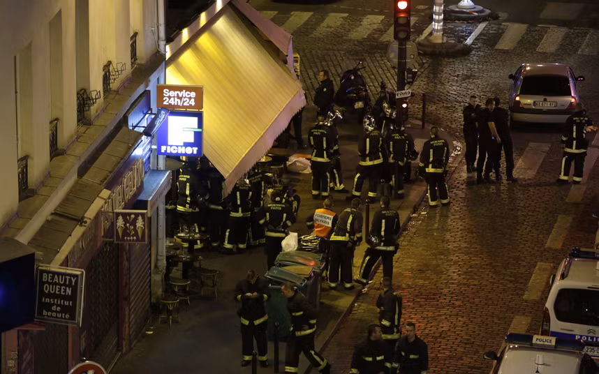 Cảnh sát tập trung bên ngoài một nhà hàng ở trung tâm thủ đô Paris. Pháp đã huy động 1.500 binh sĩ tuần tra trên các tuyến phố ở Paris để đảm bảo an ninh.