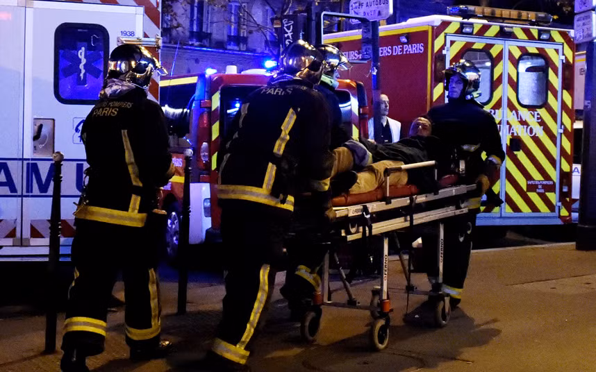 Các nhân viên cứu hộ đưa một người đàn ông bị thương tới bệnh viện.