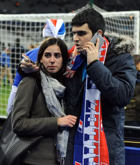 Nét mặt sợ hãi của cô gái sau khi nghe tin về vụ tấn công hàng loạt tại Paris.