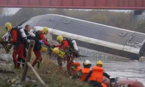 7 nguoi chet o Phap vi tau cao toc trat duong ray