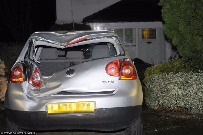 Một chiếc ô tô ở Belmont, Surrey hư hại do những cơn gió mạnh khi một cây gần đó đổ xuống.