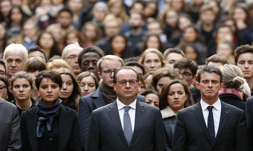 Tại trường Đại học Sorbonne ở Paris ngày 16/11, Tổng thống Pháp Francois Hollande cùng mọi người dành một phút mặc niệm để tưởng nhớ các nạn nhân.