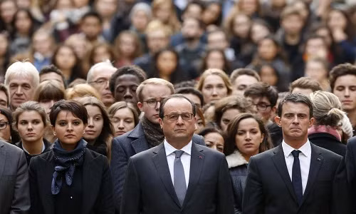 Tại trường Đại học Sorbonne ở Paris ngày 16/11, Tổng thống Pháp Francois Hollande cùng mọi người dành một phút mặc niệm để tưởng nhớ các nạn nhân.