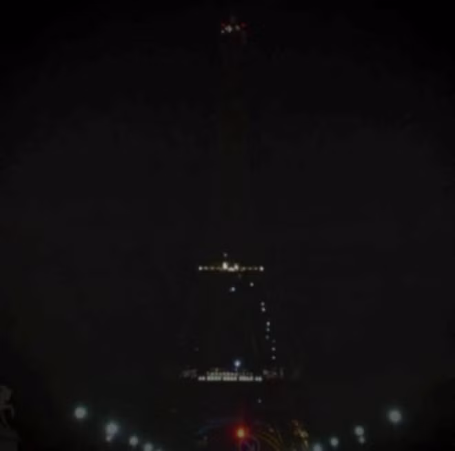 Phap dong cua thap Eiffel sau vu khung bo lien hoan o Paris