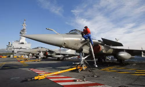 Các chiến đấu cơ Rafale trên tàu sân bay Charles de Gaulle.