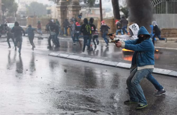 Lực lượng an ninh Israel bịt mặt chĩa súng về phía người biểu tình Palestine trong một cuộc một cuộc xung đột ác liệt tại thành phố Bethlehem, Bờ Tây ngày 6/11/2015.