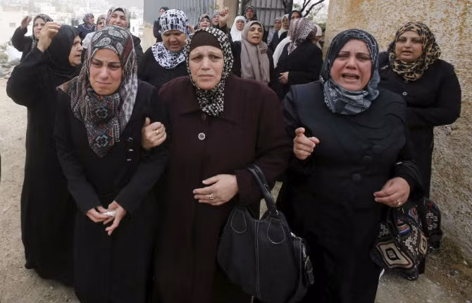 Thân nhân của Ibrahim Skafi, 22 tuổi, đau lòng trong lễ tang của anh này tại thành phố Hebron. Skafi là người điều khiến chiếc ô tô đâm vào một cảnh sát biên giới Israel.