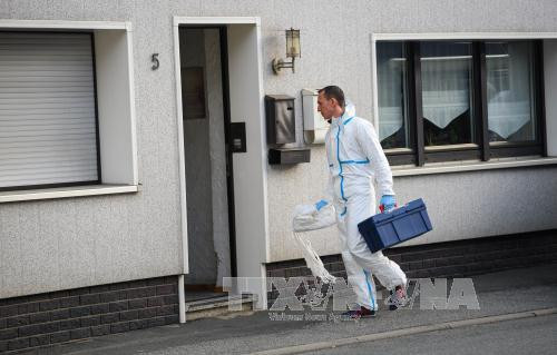 Cảnh sát Đức điều tra tại căn hộ nơi tìm thấy các thi thể trẻ em ngày 13/11.