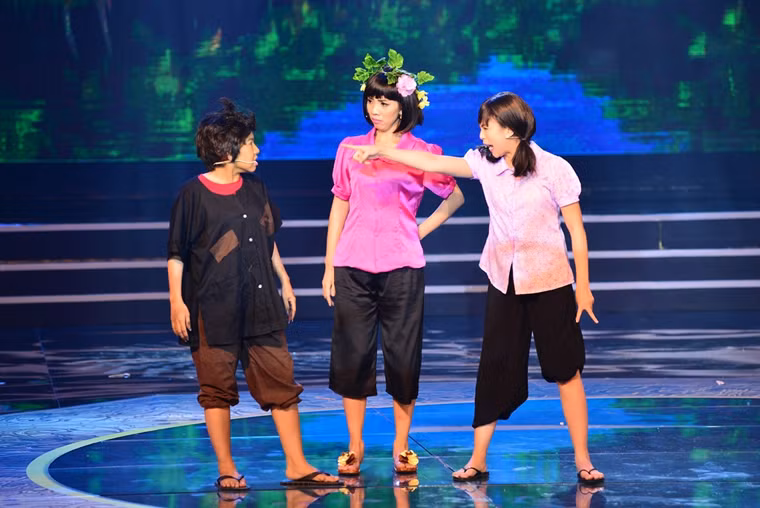 2 nàng "Trang" Thu Trang và Thy Trang thủ diễn 2 vai Út Điệu và Út Chằn trong tiểu phẩm "Dòng đời".