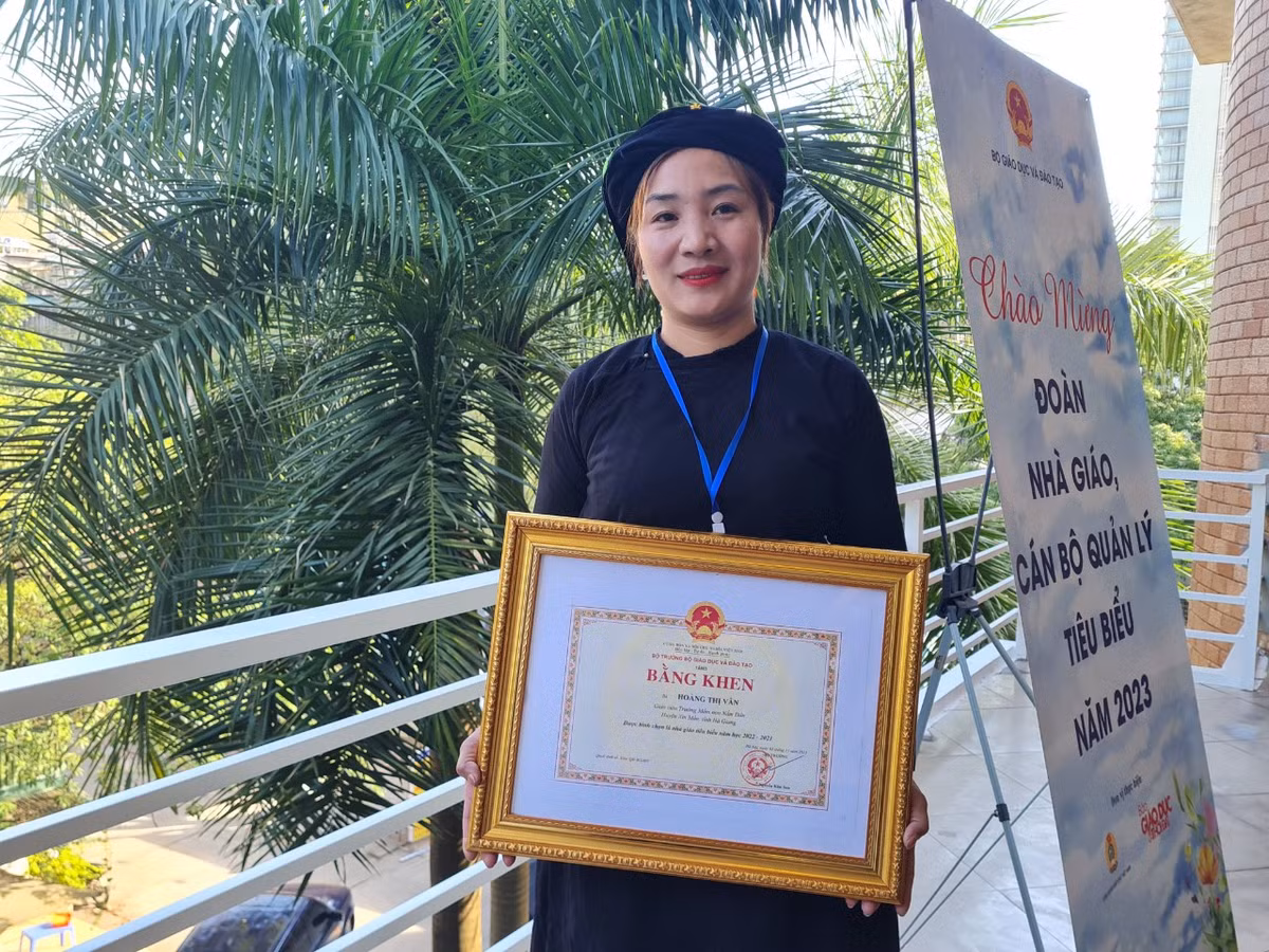 Nhung co giao danh ca thanh xuan… “cong chu len non”