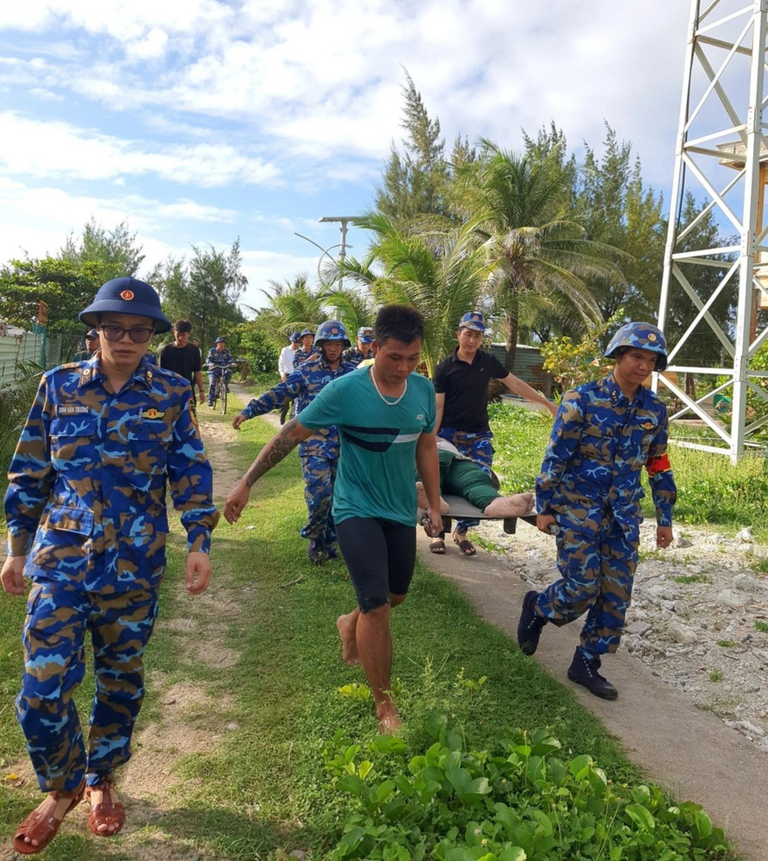 Thuong uy, bac si Dinh Van Truong: Tu hao chien si quan y dao Truong Sa