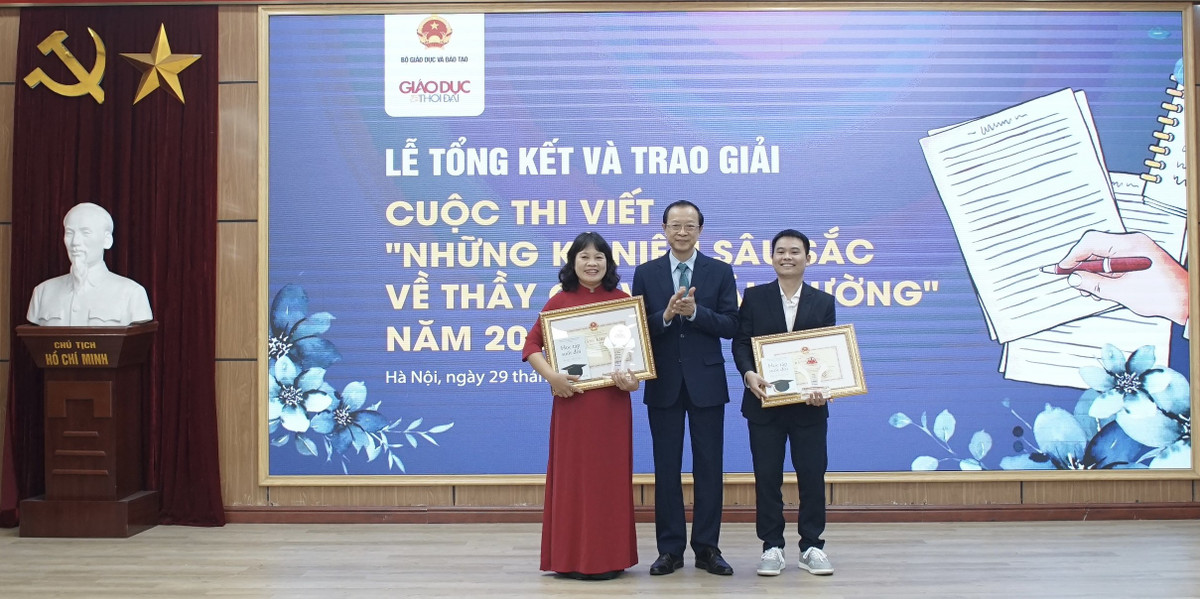 Trao 2 giải Nhất Cuộc thi Viết những kỷ niệm sâu sắc về thầy cô và mái trường Trao 2 giai Nhat Cuoc thi Viet nhung ky niem sau sac ve thay co va mai truong