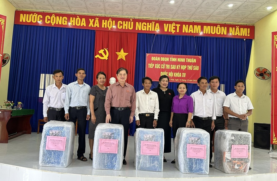 Chu tich VUSTA Phan Xuan Dung tiep xuc cu tri tai tinh Ninh Thuan
