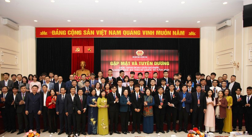 Vinh danh hoc sinh doat giai Olympic va Khoa hoc ky thuat quoc te 2023