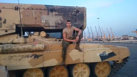 Trên các mạng xã hội xuất hiện một vài hình ảnh cho thấy dường như Nga bắt đầu rút các hệ thống pháo phản lực TOS-1A Buratino hiện đại khỏi cuộc chiến chống khủng bố ở Syria. Ảnh: TOS-1A nằm trên đường vào cảng biển ở Latakia, Syria.