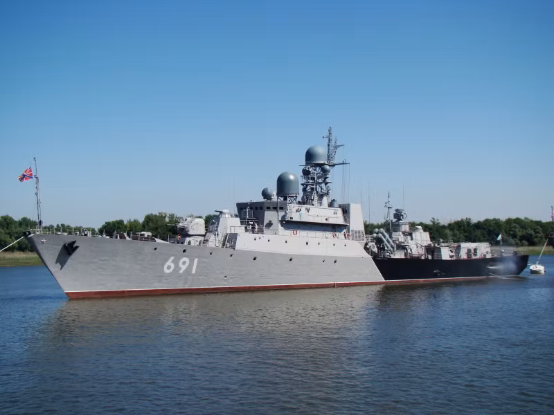 Tàu hộ vệ tên lửa Tatarstan có lượng giãn nước toàn tải đến 1.930 tấn, dài 102,14m, rộng 13,09m, mớn nước 5,3m, thủy thủ đoàn 98 người.