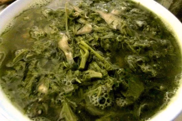 Dưa sắn có thể nấu với cá trắm, chép, rô... Theo bí quyết của người dân địa phương, cá càng bé thì món dưa sắn nấu cá càng ngon. Cá đem rán vàng rồi cho vào nồi ninh nhừ cùng dưa sắn để vị ngọt của cá quyện với vị chua nhẹ của dưa.