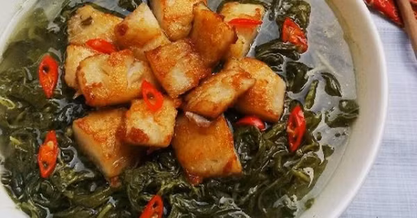  Dưa sắn nấu cá là một trong những món đặc sản nổi tiếng nhất của đất Tổ Phú Thọ. Vị ngon đặc biệt của món ăn này nằm ở dưa muối được chế biến từ lá sắn quyện với vị ngọt của cá.