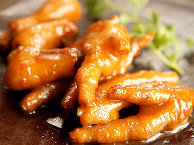 Bước 4: Đổ chân gà chiên vào đảo khoảng 10 phút cho ngấm. 