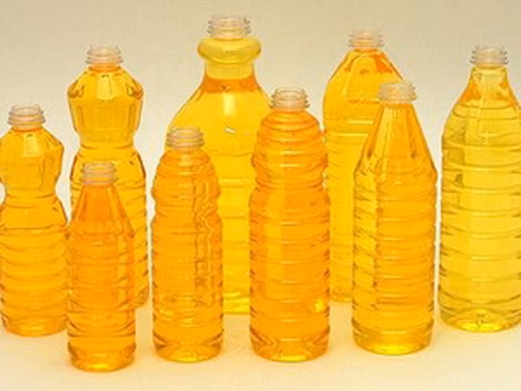 Cụ thể, Ting Hsin thu mua loại dầu dành cho chăn nuôi rồi tiến hành tẩy trắng, loại bỏ mùi hôi rồi cung ứng ra thị trường.