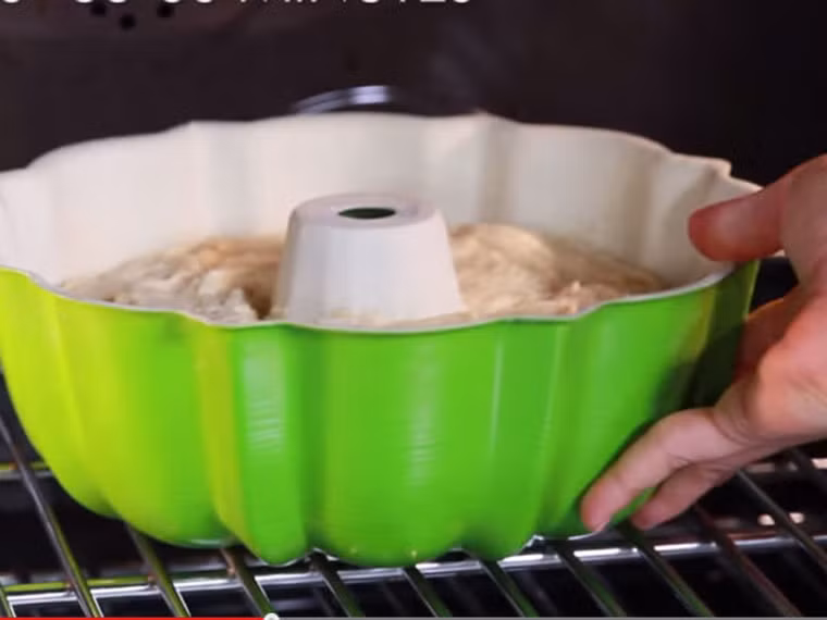 Cho toàn bộ nguyên liệu vào khuôn, nướng với mức nhiệt 350 độ chừng 55 – 60 phút. Để có lớp bánh bên ngoài thật hấp dẫn, chị em tiến hành cho bơ, đường, tinh dầu chuối và rượu rum tối vào chảo đun sôi 5 – 7 phút.