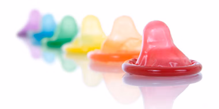 Có biện pháp bảo vệ an toàn mỗi khi “yêu”. Để bảo vệ mình, nam giới nên lựa chọn bao cao su. Bao cao su có thể giúp ngăn ngừa đáng kể tình trạng lây lan của các mụn cóc sinh dục qua tiếp xúc da trực tiếp.