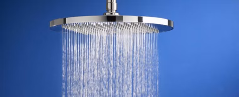 Nâng cao thói quen vệ sinh cá nhân hàng ngày sạch sẽ. Những mụn cóc sinh dục thường có thể phát sinh gián tiếp từ việc lười vệ sinh và dẫn tới nhiễm trùng. Do đó, cũng giống như với tất cả các bệnh khác, chăm chỉ duy trì vệ sinh thân thể sạch sẽ có thể làm giảm cơ hội kết thân với mụn cóc sinh dục đáng kể. Bạn nên tạo một môi trường sạch sẽ để bảo vệ chính bạn khỏi căn bệnh này và nhiều căn bệnh nguy hiểm khác.