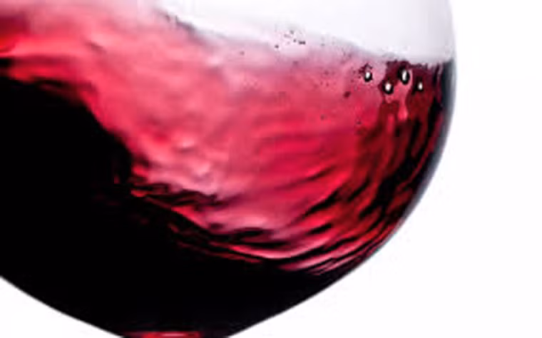 Tận dụng rượu nho đỏ. Để cá giữ được hình dạng nguyên con, không bị sát, người đứng bếp nên tận dụng một ít rượu nho đỏ trải đều trên mặt chảo. Tiếp tục làm nóng dầu ăn, đợi đến khi nóng già thì cho vào rán.