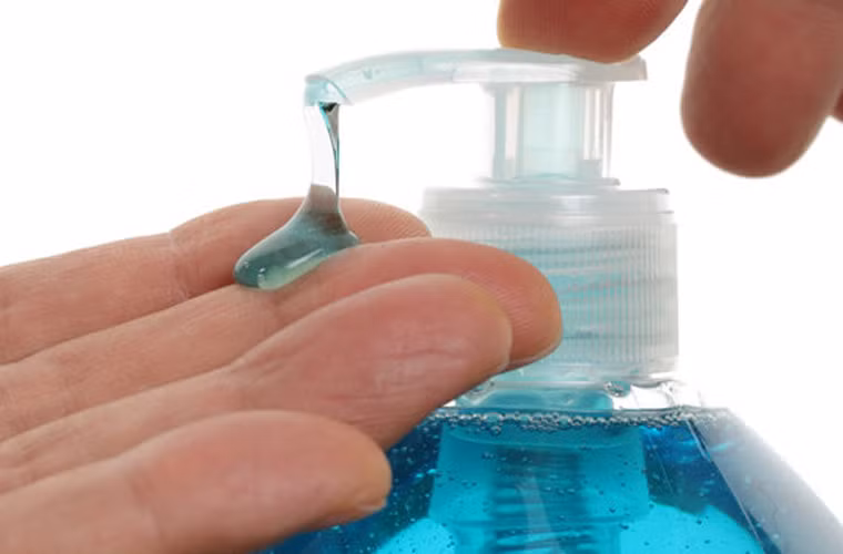 Sodium lauryl sulfate (SLS) hay Sodium laureth sulfate (SLES). SLS có tác dụng tạo bọt được tìm thấy ở nhiều sản phẩm chăm sóc và vệ sinh cá nhân như dầu gội, sữa tắm, sữa rửa mặt. Nó có thể gây kích ứng da, phổi, mắt. Gần đây, các nhà khoa học nhận thấy SLS có khả năng kết hợp với một vài hóa chất khác tạo nên nitrosamine – một chất gây ung thư nguy hiểm.