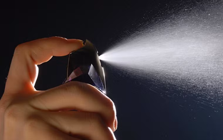  Nước hoa. Nếu như nhiều loại mỹ phẩm được công khai thành phần, tỷ lệ thì nước hoa thường được giữ kín như một “bí quyết”. Điều đáng ngại, việc thông tin mập mờ khiến nước hoa tiềm ẩn hóa chất gây dị ứng, viêm da, suy hô hấp, sức khỏe sinh sản, thậm chí là ung thư.