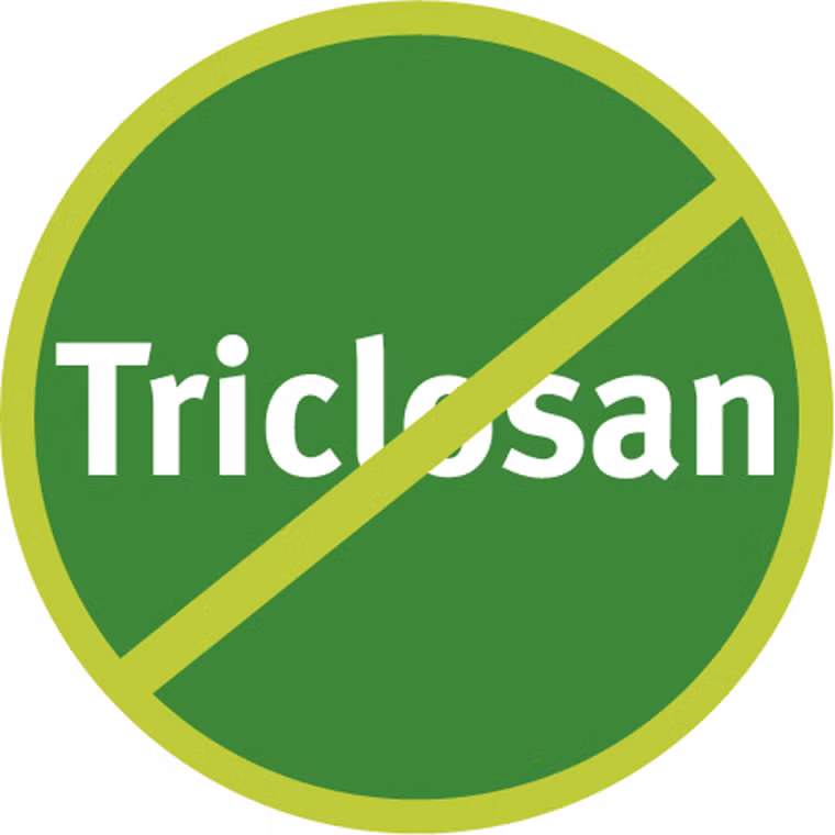 Triclosan. Triclosan được sử dụng rộng rãi với vai trò là một chất kháng khuẩn. Tuy nhiên, triclosan tiềm ẩn nguy cơ rối loạn nội tiết, tăng sinh hormone, ung thư tuyến giáp, gây kích ứng da. Đáng lưu ý, các nhà khoa học cho biết những sản phẩm như kem đánh răng, xà phòng kháng khuẩn, khử mùi… chứa triclosan không hoàn toàn mang lại lợi ích vượt trội so với sản phẩm không chứa hóa chất này.