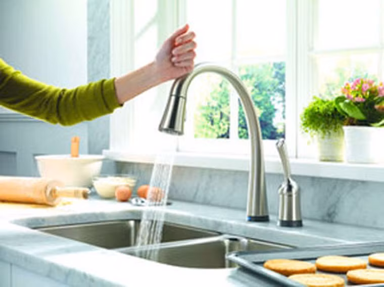 Thái hành dưới vòi nước. Bằng cách này, những chất gây cay mắt sẽ nhanh chóng bị rửa sạch, cuốn trôi theo dòng nước, không thể làm khó bạn mỗi khi nấu ăn.