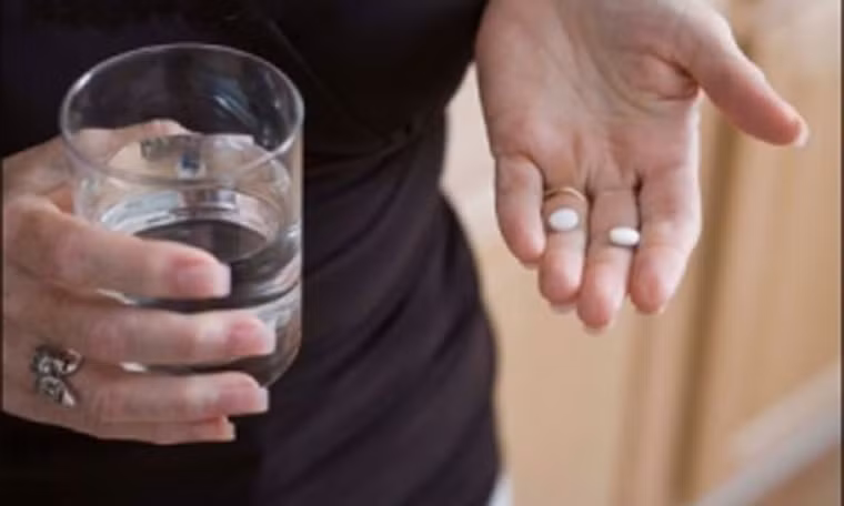 Nguyên nhân gây bệnh chưa được phát hiện chính xác. Theo NCI, giống như các loại ung thư khác, nguyên nhân ung thư buồng trứng chưa được xác định chính xác. Tuy nhiên, những yếu tố như có người thân từng mắc bệnh, sở hữu gen BRCA1 hoặc BRCA2, lạm dụng liệu pháp thay thế hormone sau thời kỳ mãn kinh, béo phì, tuổi tác… có khả năng làm tăng nguy cơ đối diện với căn bệnh.