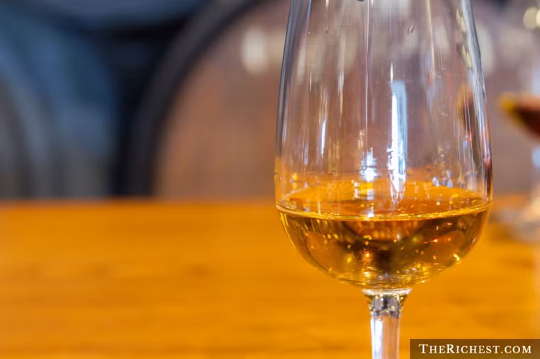 Port. Port là loại đồ uống mạnh, có vị ngọt. Sở hữu hương vị tuyệt ngon nên Port xứng đáng trở thành loại đồ uống tráng miệng trong các bữa tiệc ngày Noel. Ngoài ra, Port cũng khá thích hợp để nhâm nhi cùng nhau lúc rảnh rỗi.