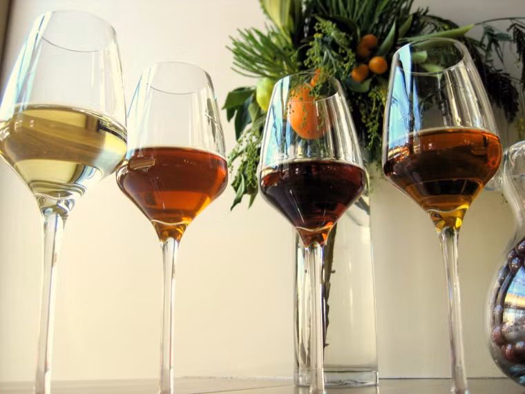 Sherry. Sherry có xuất xứ từ Tây Ban Nha, là món tráng miệng thường ăn cùng bánh ngọt, bánh quy và bánh nướng. Hương vị thơm ngon của Sherry không phải bây giờ mới được biết đến. Trước đây, Willam Shakespeare từng có bài viết ca tụng về loại nước uống độc đáo này.