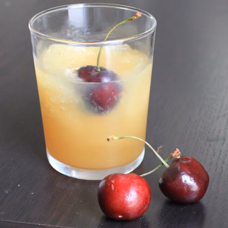 Brandy Slush. Brandy Slush là đồ uống được yêu thích tại Trung Tây. Nó được kết hợp giữa trà, rượu Brandy cùng vài lát chanh, nước chanh hoặc nước có vị chua. “Sức nóng” của Brandy Slush dễ dàng khiến bạn vui vẻ, có được giấc ngủ thật ngon khi về đêm.