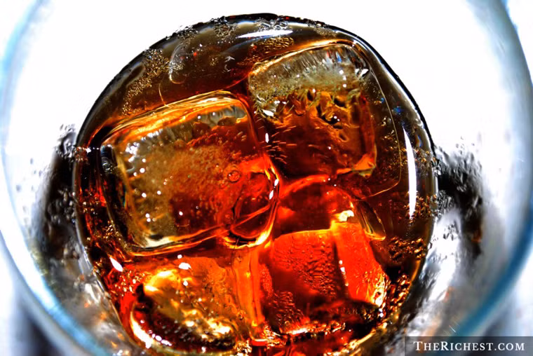 Jack Coke. Jack coke là loại cocktail làm từ rượu whisky Jack Daniel và Coca-Cola. Jack coke thường dùng với đá viên đặt trong ly cổ điển hoặc ly Collins. Khi thưởng thức, Jack coke mang lại trải nghiệm cực mạnh mẽ, khiến không khí đêm Noel trở nên ấm nồng.