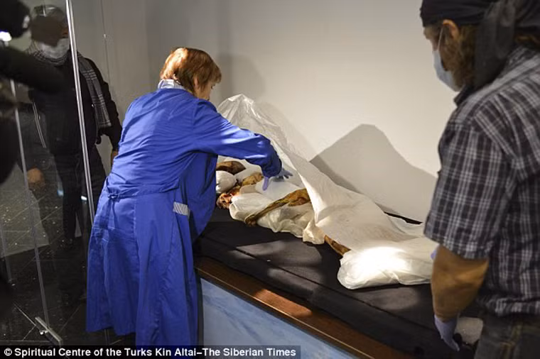 Thi thể công chúa Ukok, nằm trong lớp băng vĩnh cửu cho tới khi Natalia Polosmak, một chuyên gia người Nga khai quật vào năm 1993. Đây là "một trong những phát hiện khảo cổ ý nghĩa nhất với nhân loại cuối thế kỷ XX". Phát hiện tạo ra bước nhảy vọt, giúp các nhà khảo cổ nghiên cứu sâu hơn về tộc người Pazyryk sống ở thời điểm trước Công nguyên.