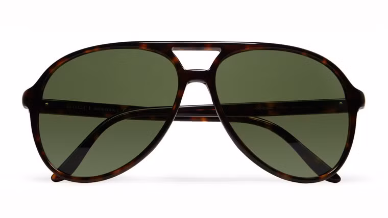 Đeo kính. Nếu kính râm không làm bạn vướng víu, hãy tận dụng chúng càng nhiều càng tốt. Lớp kính dày cùng màu tối sẫm dễ dàng bảo vệ vùng da xung quanh mắt, bảo vệ võng mạc.