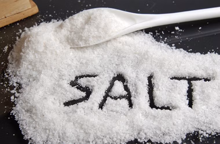 Dùng muối. Ngoài cách dùng gừng, bạn có thể hong khô chảo, cho dầu ăn cùng chút muối vào đun nóng già rồi tiến hành rán cá. Một mẹo rán cá giòn khác là bạn có thể lăn cá qua một lớp bột chiên mỏng.